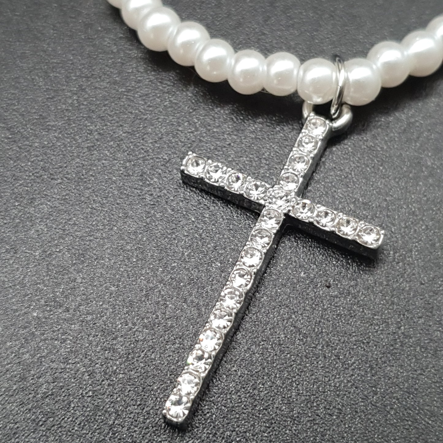 Collier perles eau douce et pendentif croix strass – acier inoxydable argenté