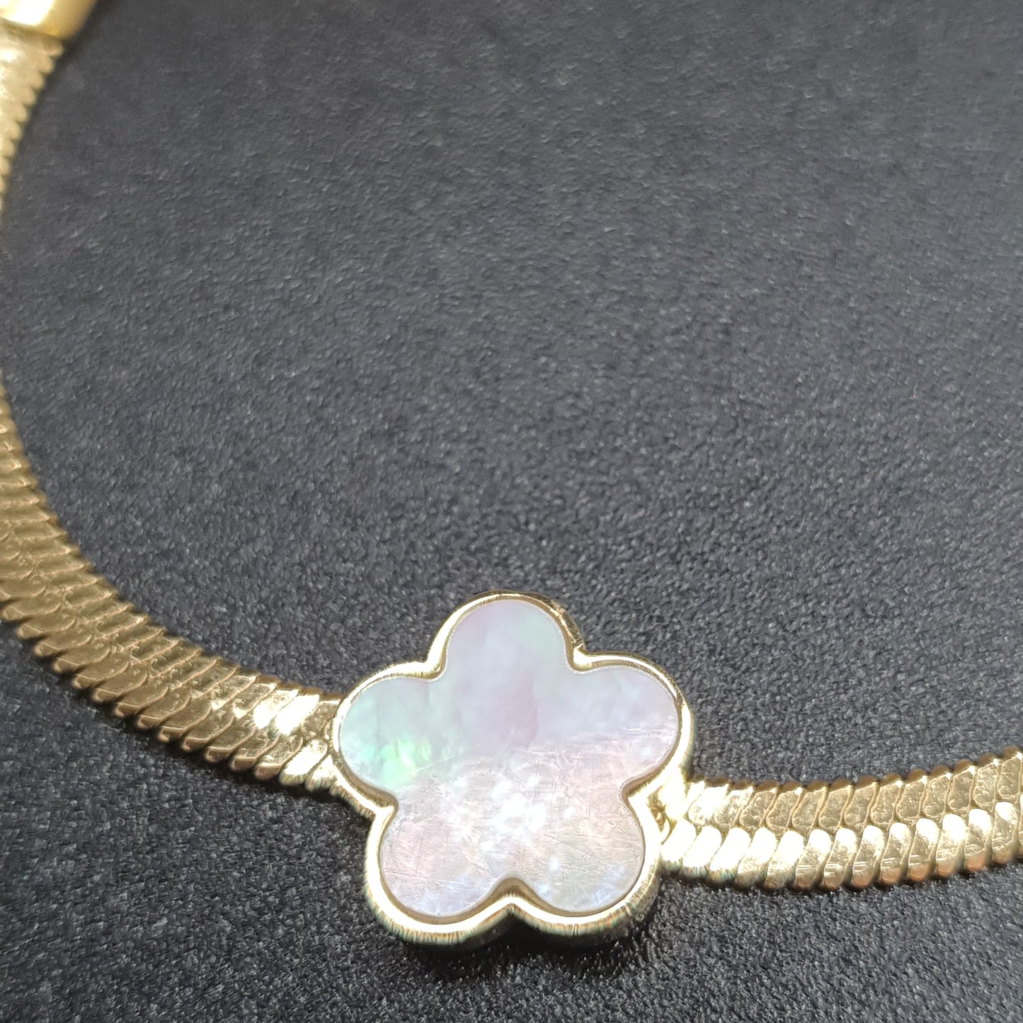 Bracelet acier inoxydable chaîne maille miroir dorée fleurs métal serties nacre