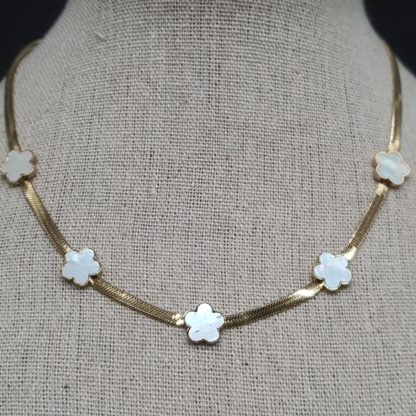 Collier acier inoxydable doré maille miroir fleurs dorées nacre ou noir