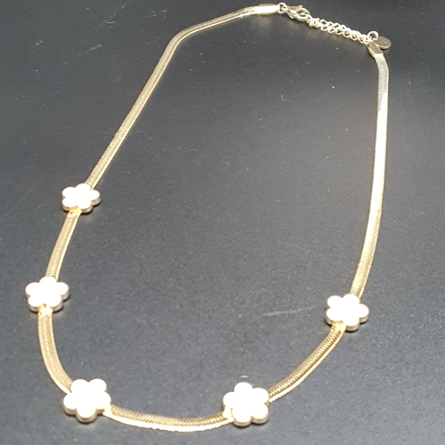 Collier acier inoxydable doré maille miroir fleurs dorées nacre ou noir