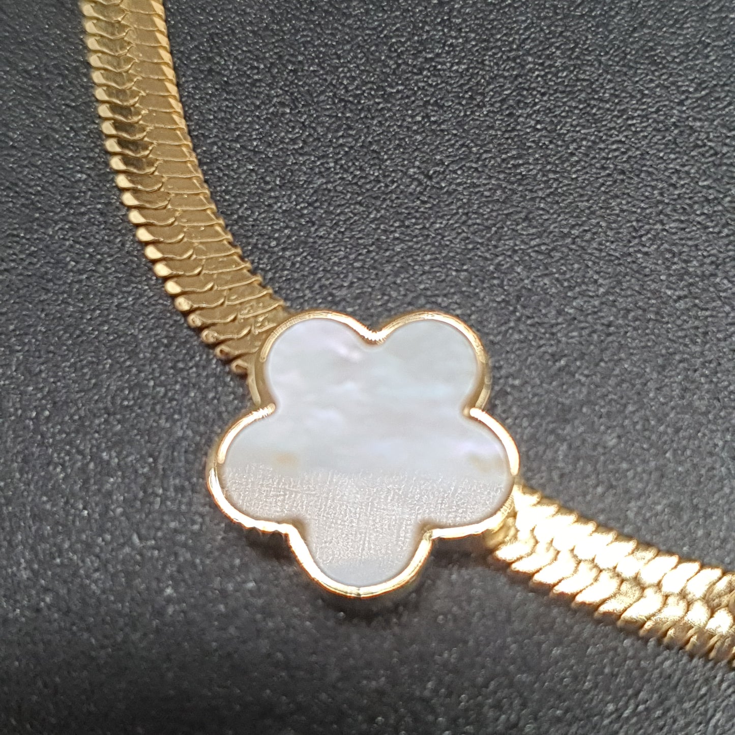 Collier acier inoxydable doré maille miroir fleurs dorées nacre ou noir