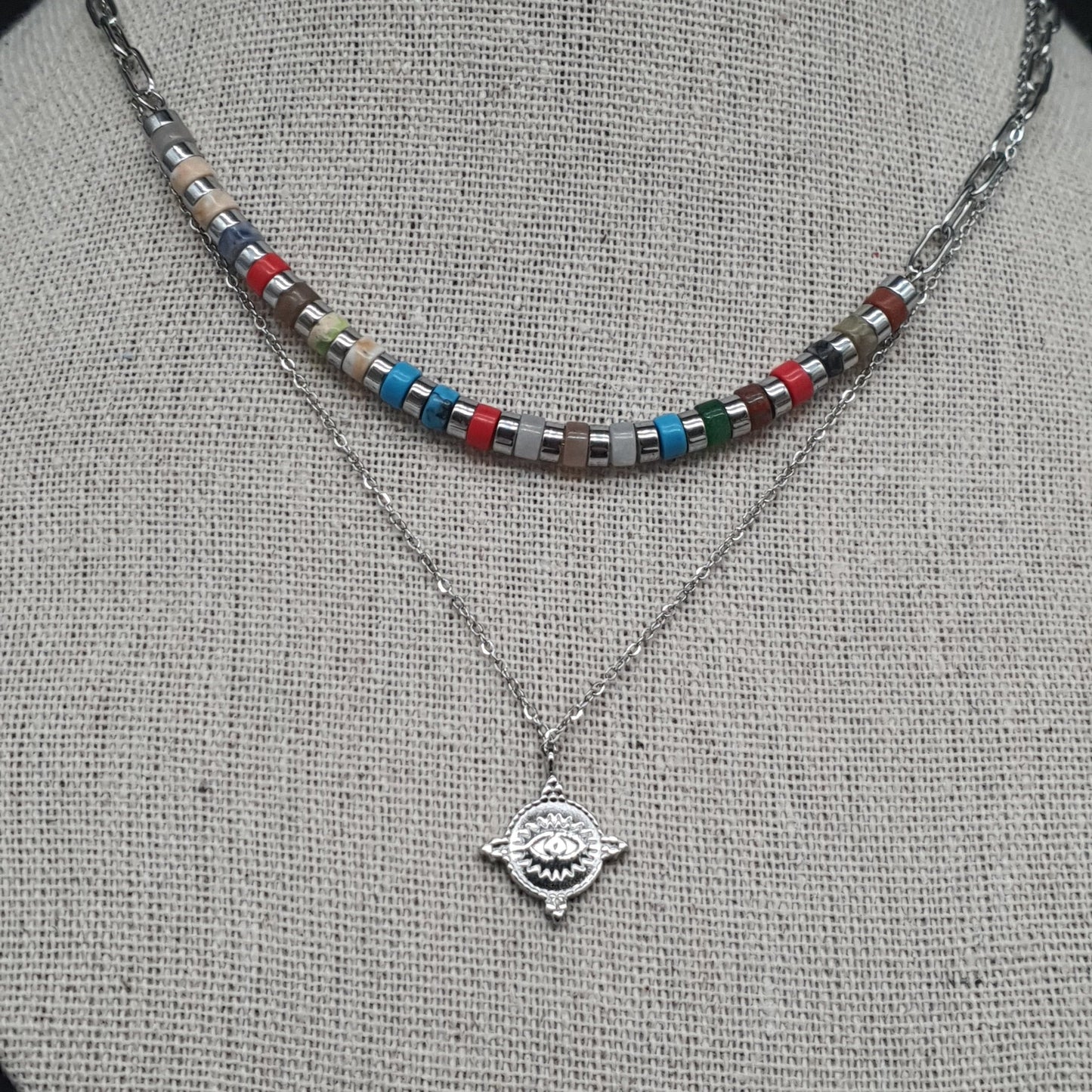 Collier double chaîne perlée acier inoxydable doré ou argenté avec médaillon fin œil mystique
