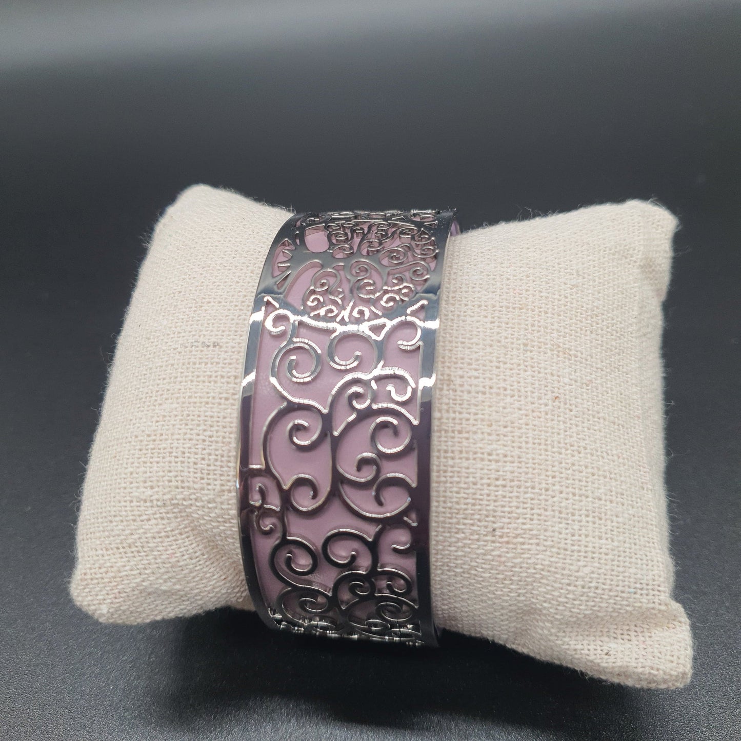 Bracelet manchette ouvert acier inoxydable argenté dentelé motif arbre de vie simili cuir coloré réversible