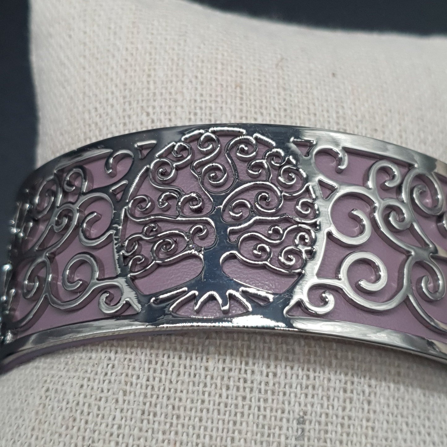 Bracelet manchette ouvert acier inoxydable argenté dentelé motif arbre de vie simili cuir coloré réversible