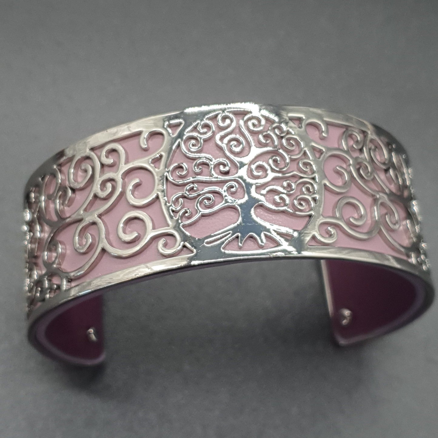 Bracelet manchette ouvert acier inoxydable argenté dentelé motif arbre de vie simili cuir coloré réversible