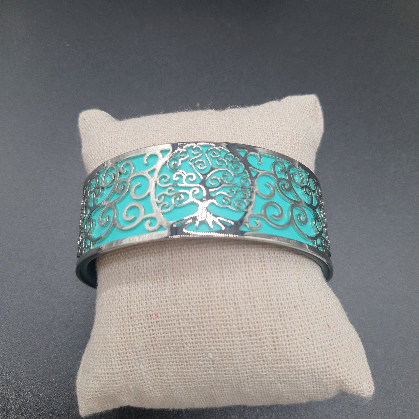 Bracelet manchette ouvert acier inoxydable argenté dentelé motif arbre de vie simili cuir coloré réversible