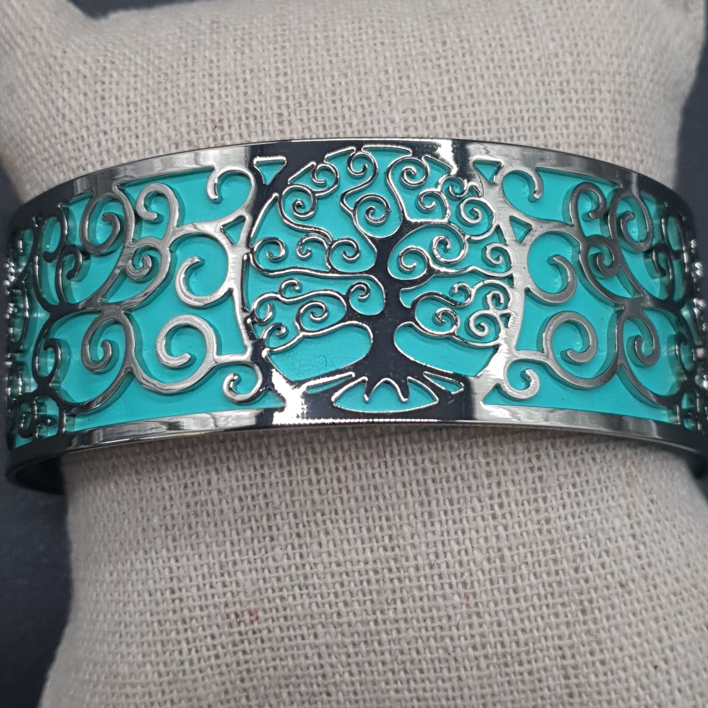 Bracelet manchette ouvert acier inoxydable argenté dentelé motif arbre de vie simili cuir coloré réversible