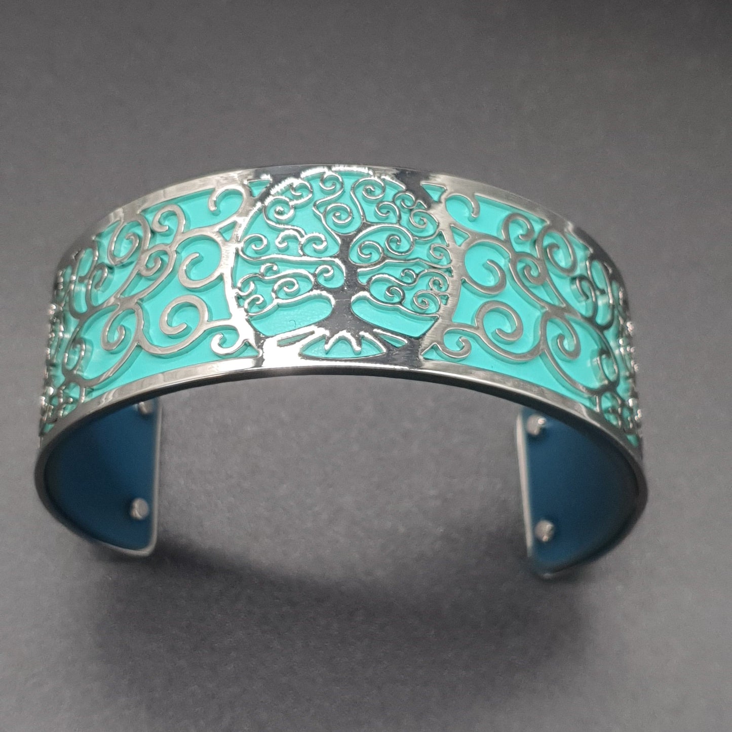 Bracelet manchette ouvert acier inoxydable argenté dentelé motif arbre de vie simili cuir coloré réversible