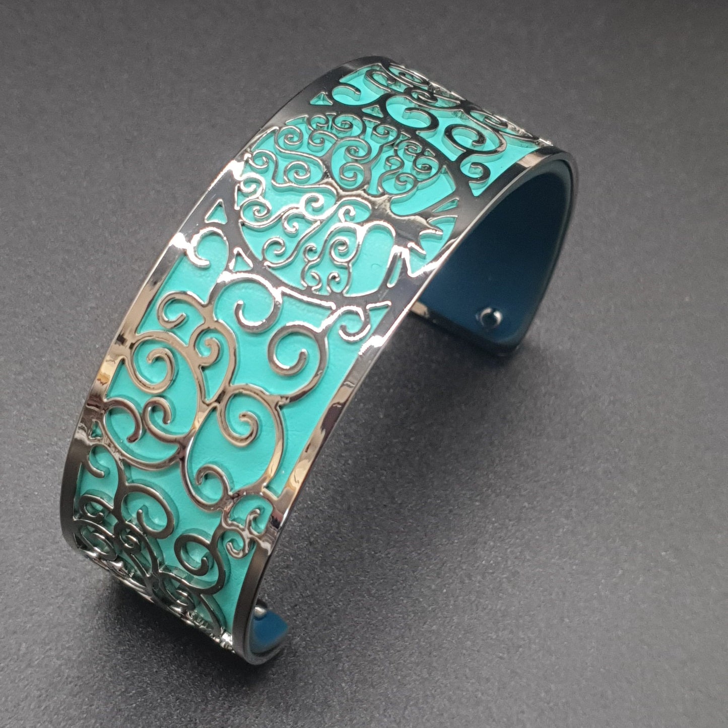 Bracelet manchette ouvert acier inoxydable argenté dentelé motif arbre de vie simili cuir coloré réversible