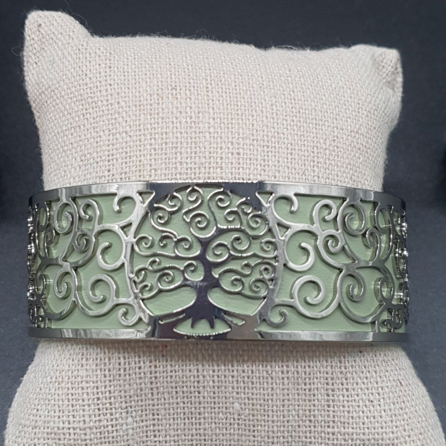 Bracelet manchette ouvert acier inoxydable argenté dentelé motif arbre de vie simili cuir coloré réversible