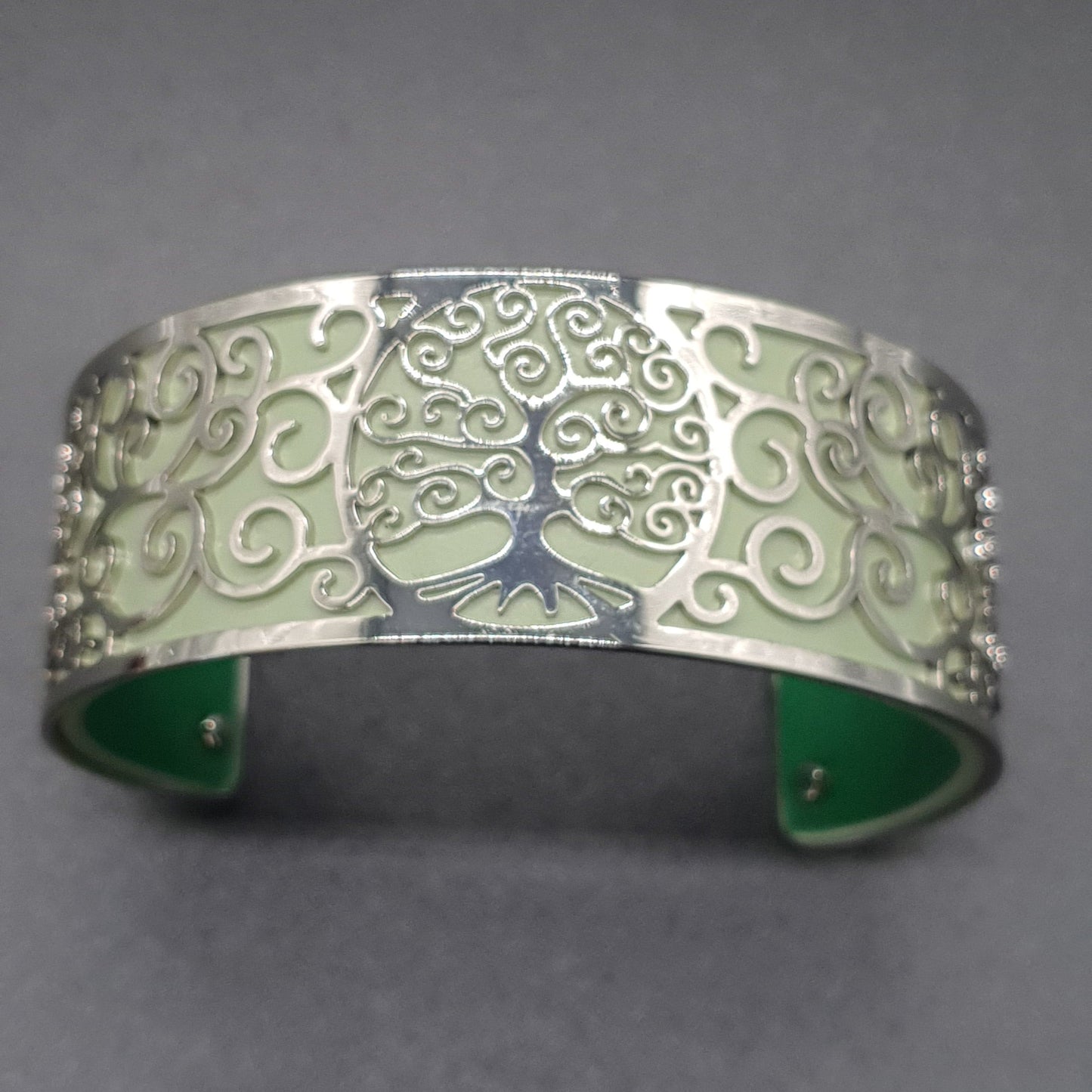Bracelet manchette ouvert acier inoxydable argenté dentelé motif arbre de vie simili cuir coloré réversible