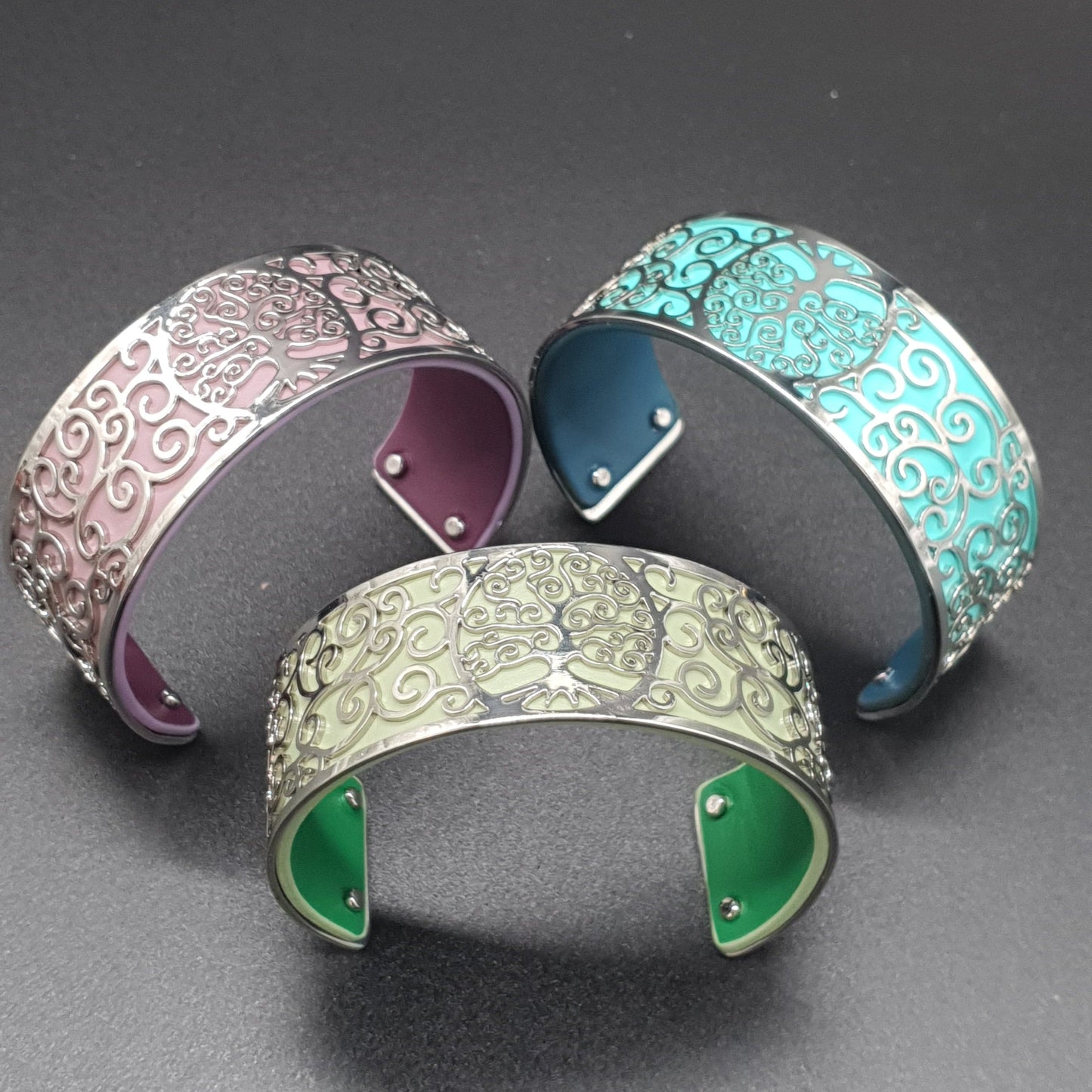 Bracelet manchette ouvert acier inoxydable argenté dentelé motif arbre de vie simili cuir coloré réversible