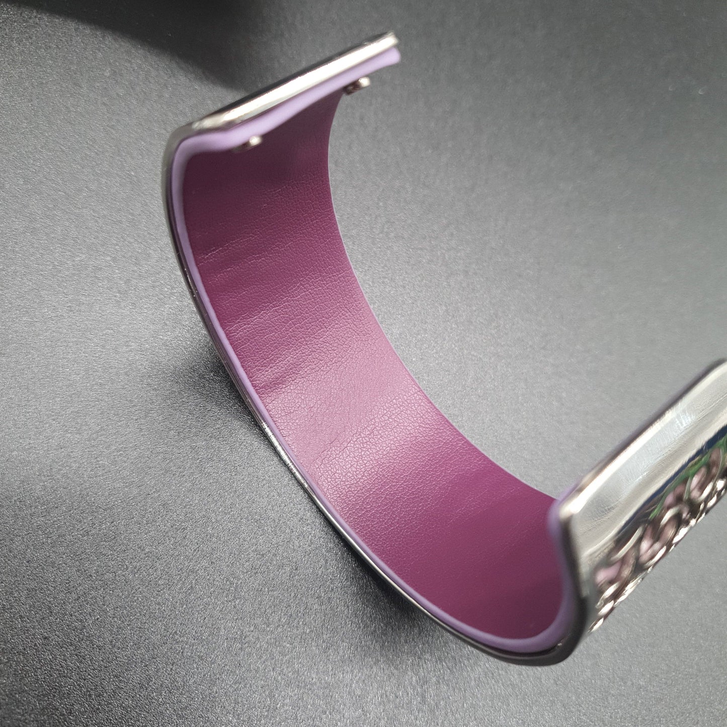 Bracelet manchette ouvert acier inoxydable argenté dentelé motif arbre de vie simili cuir coloré réversible