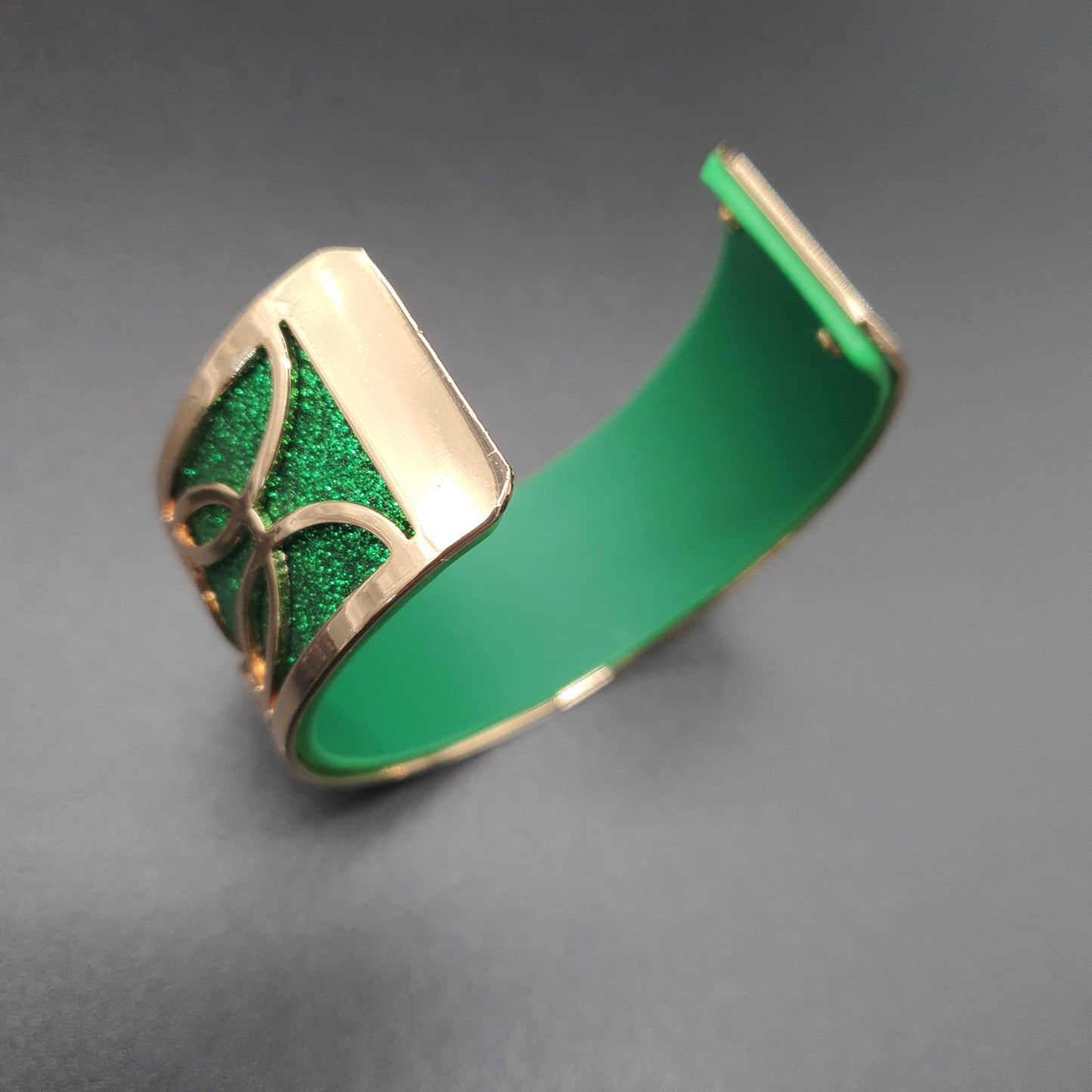 Bracelet manchette ouvert acier inoxydable argenté dentelé motif arbre de vie simili cuir coloré réversible