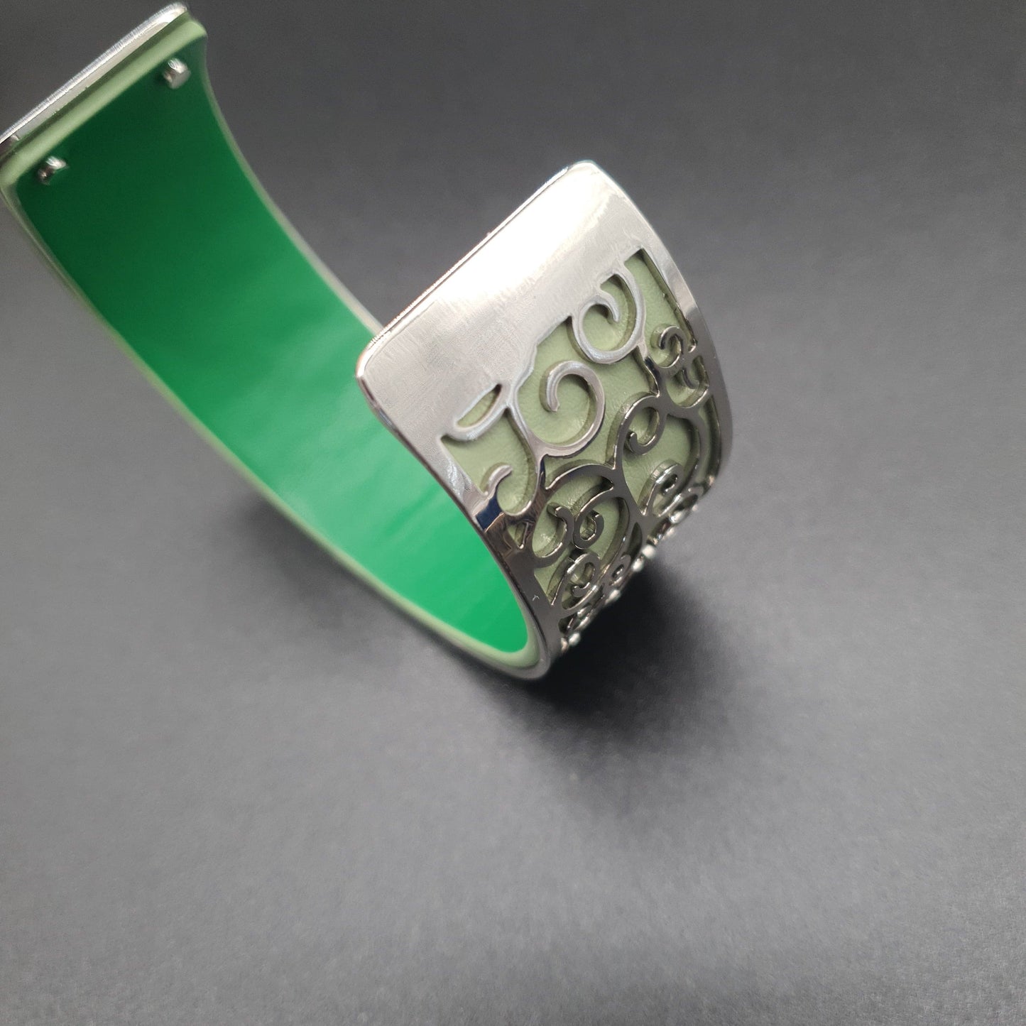 Bracelet manchette ouvert acier inoxydable argenté dentelé motif arbre de vie simili cuir coloré réversible