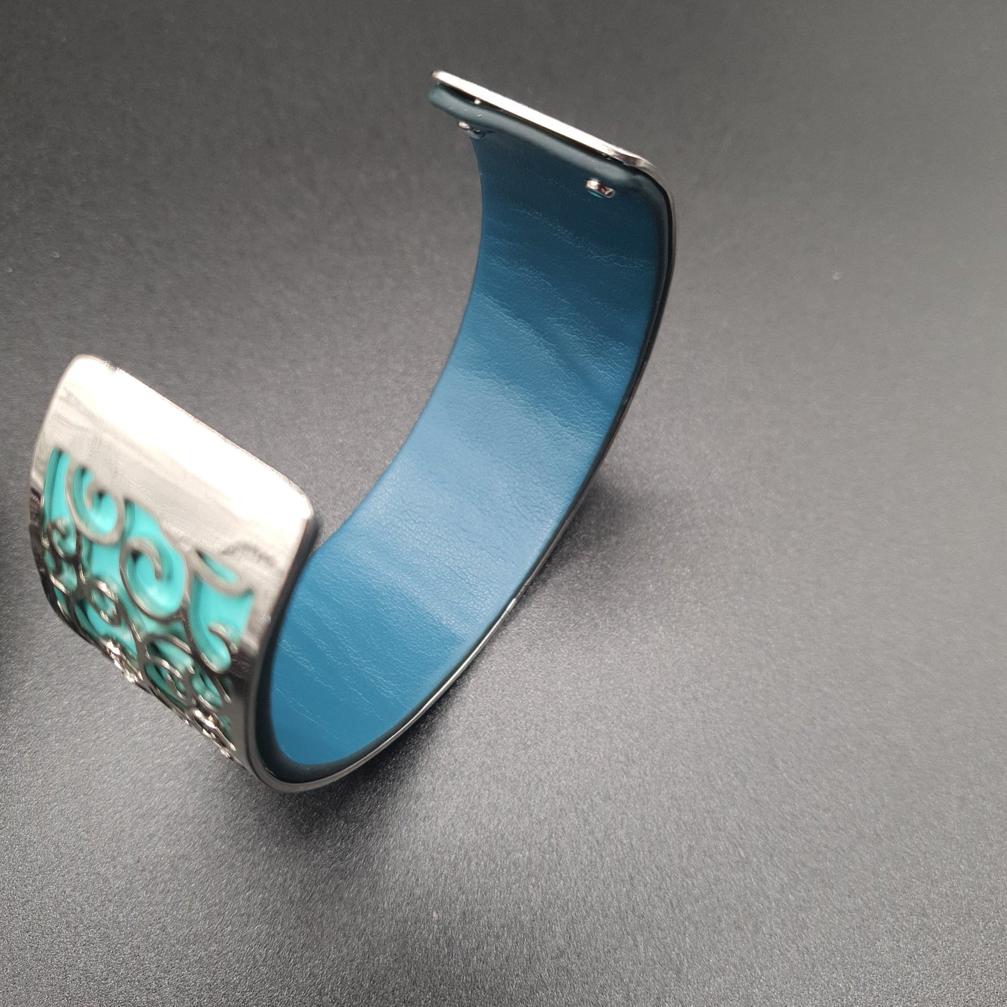 Bracelet manchette ouvert acier inoxydable argenté dentelé motif arbre de vie simili cuir coloré réversible