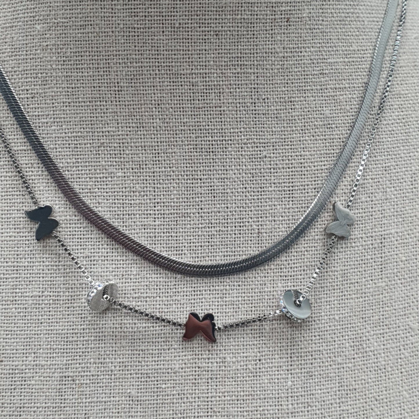 Collier double chaîne acier inoxydable doré maille miroir vénitienne papillons dorés rondelles fines strass