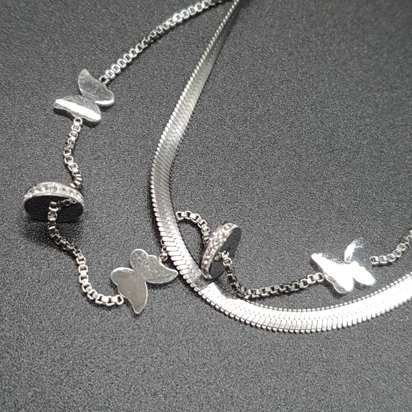 Collier double chaîne acier inoxydable doré maille miroir vénitienne papillons dorés rondelles fines strass