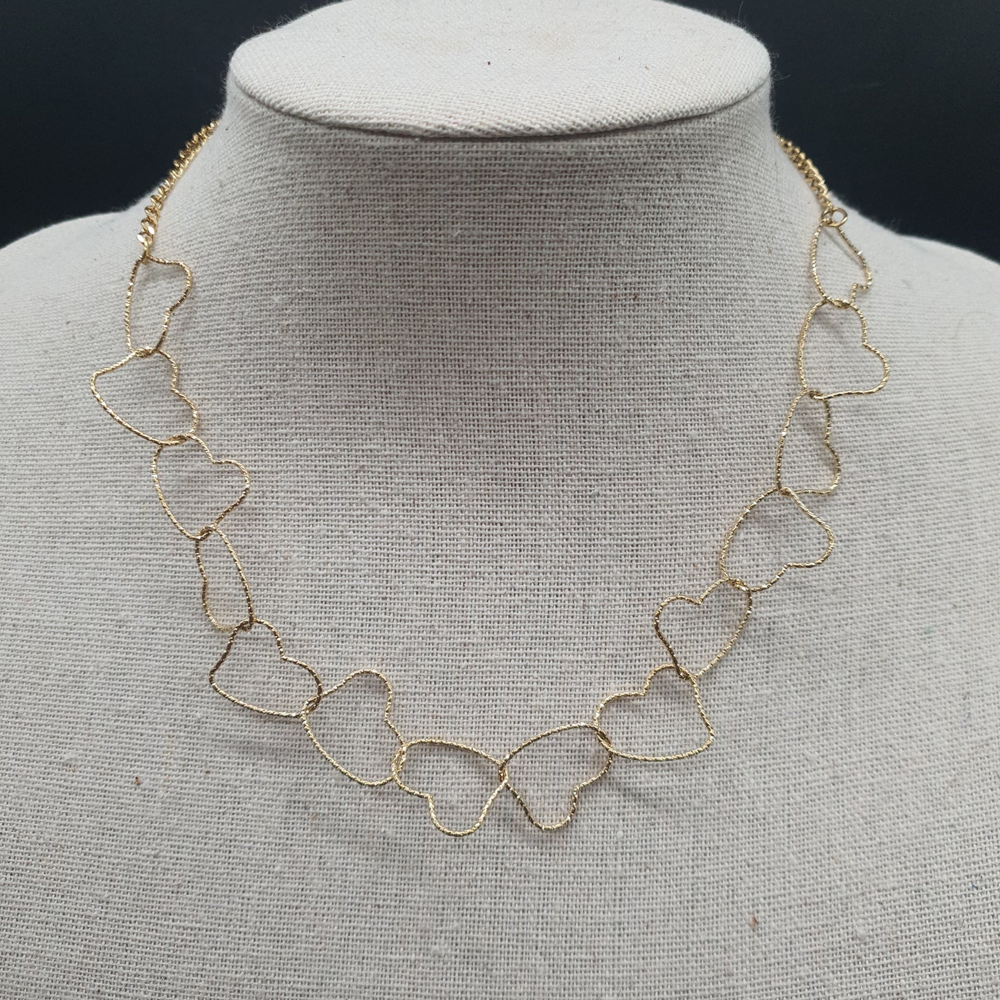 Collier acier doré chaîne fine maille forçat cœurs entrelacés métal doré