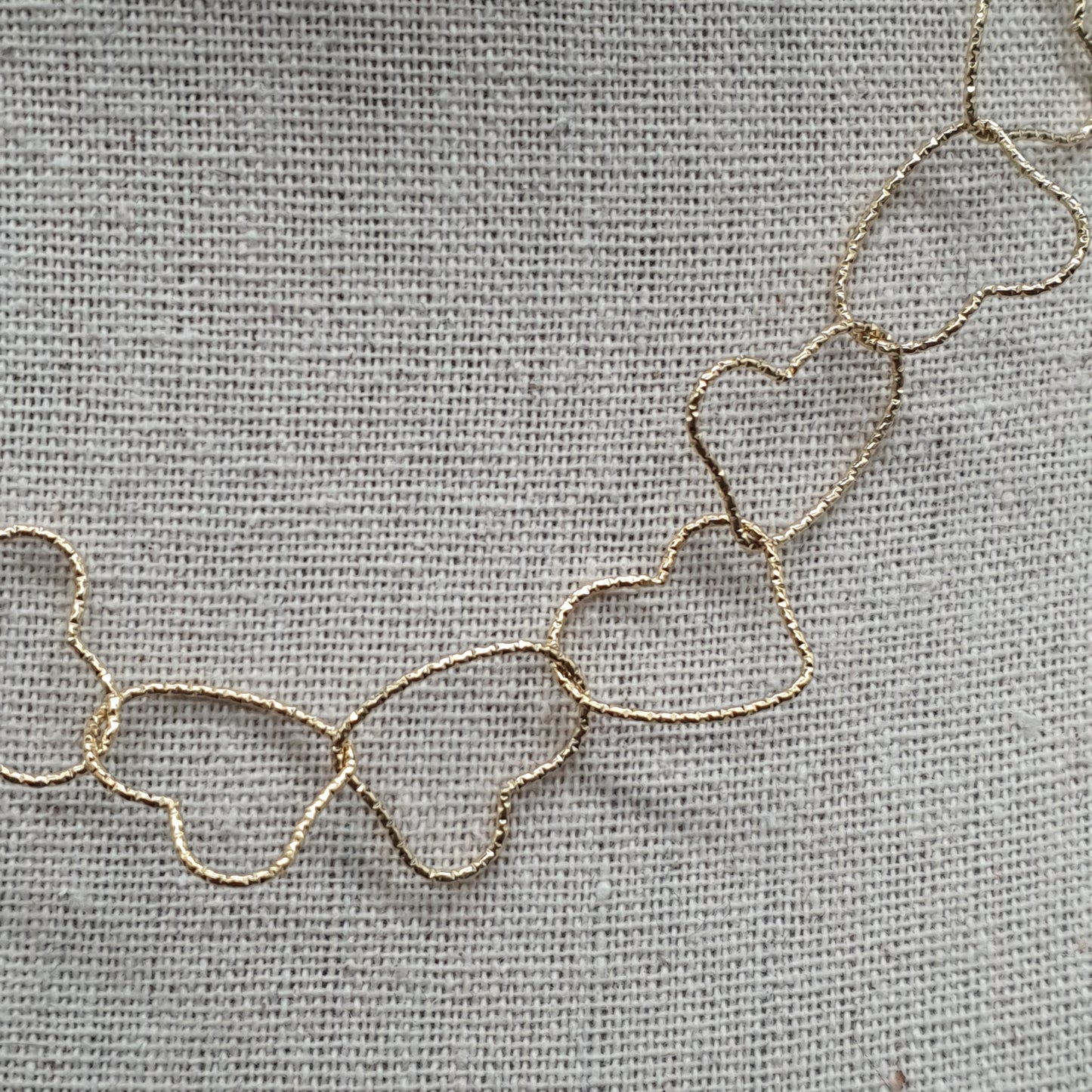 Collier acier doré chaîne fine maille forçat cœurs entrelacés métal doré