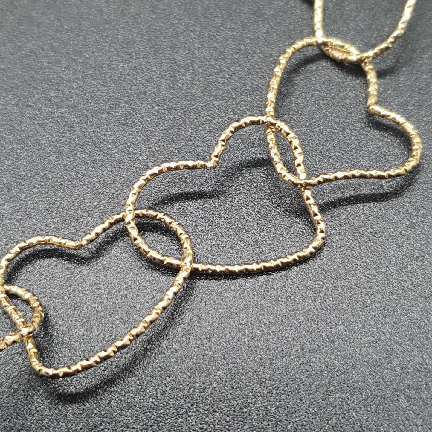 Collier acier doré chaîne fine maille forçat cœurs entrelacés métal doré