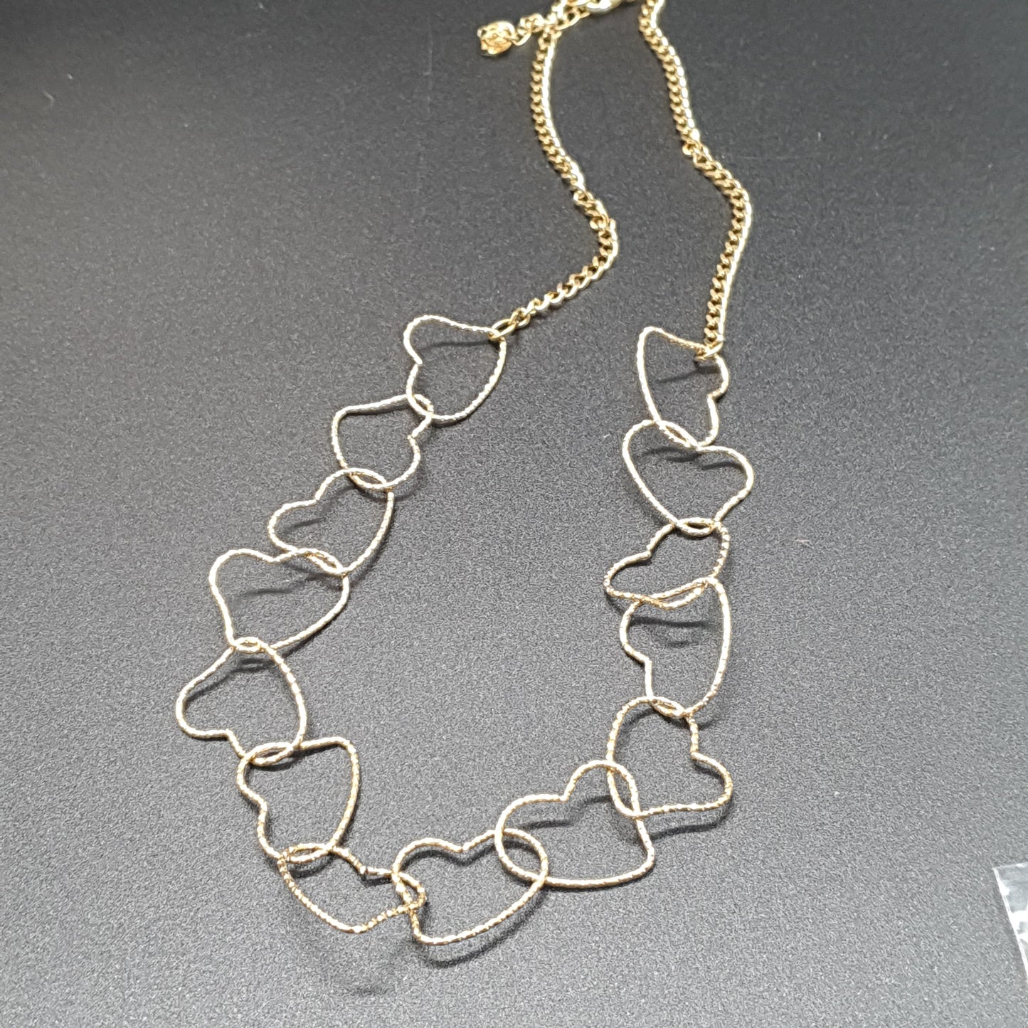 Collier acier doré chaîne fine maille forçat cœurs entrelacés métal doré