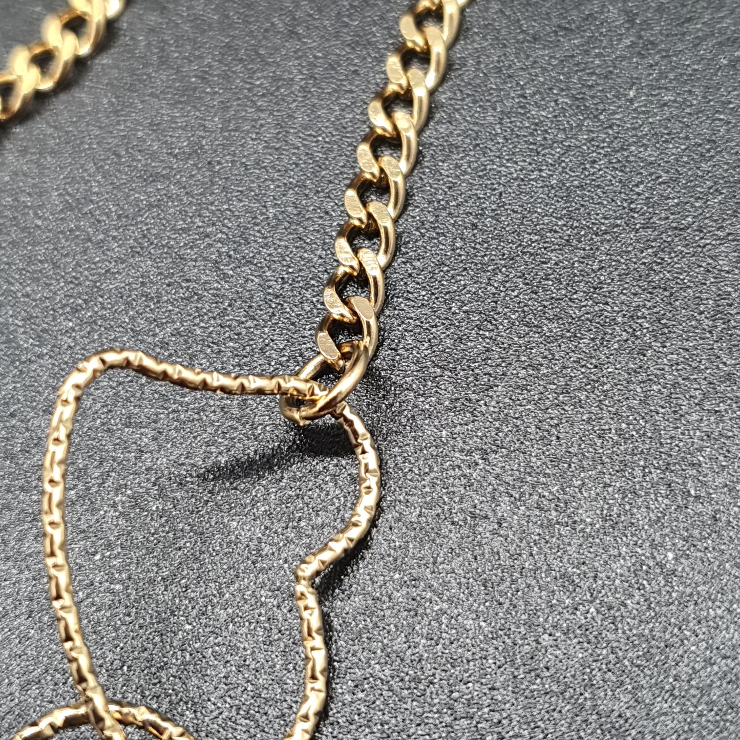 Collier acier doré chaîne fine maille forçat cœurs entrelacés métal doré