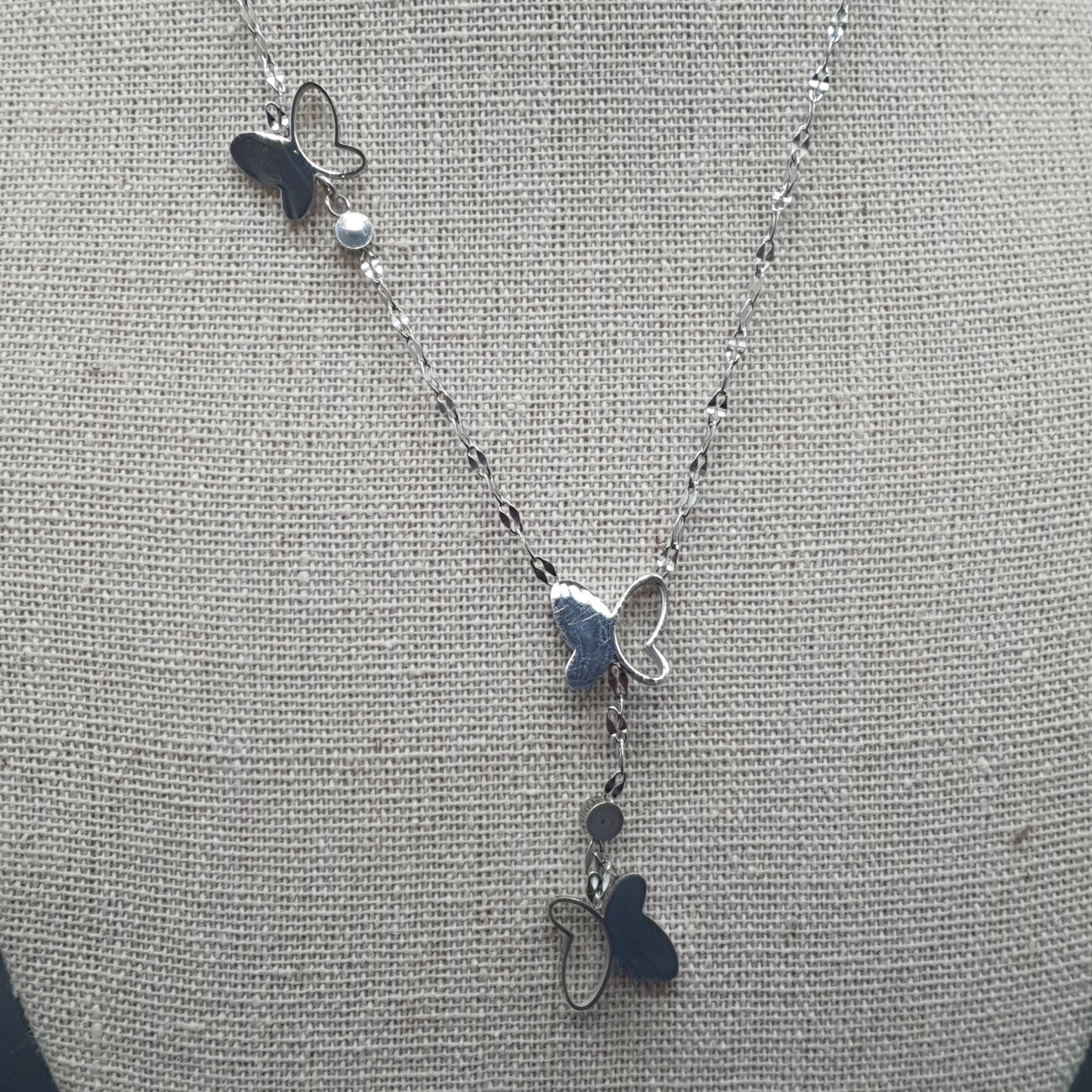 Collier sautoir acier inoxydable doré ou argenté – pendentif torsadé papillon nacre
