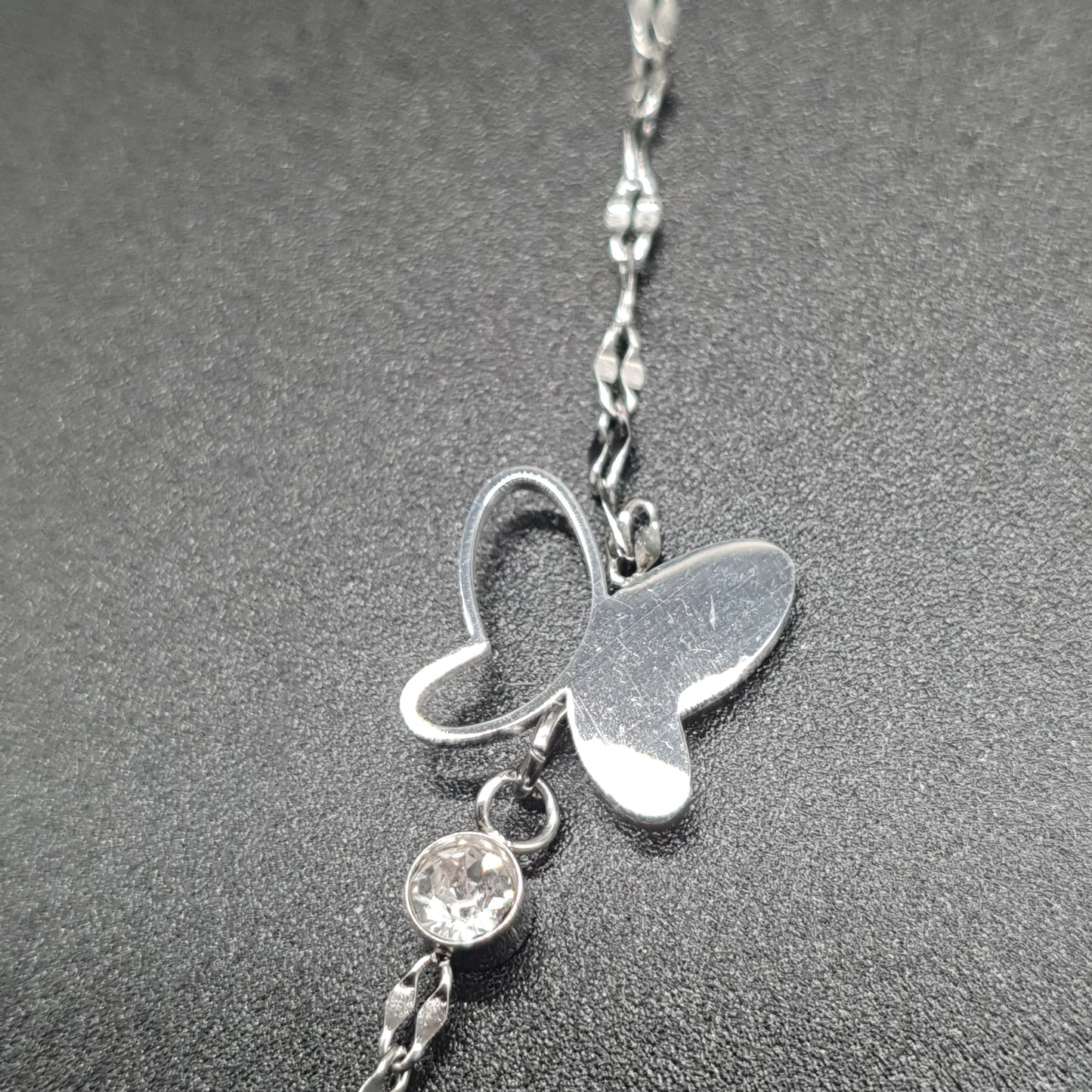Collier sautoir acier inoxydable doré ou argenté – pendentif torsadé papillon nacre