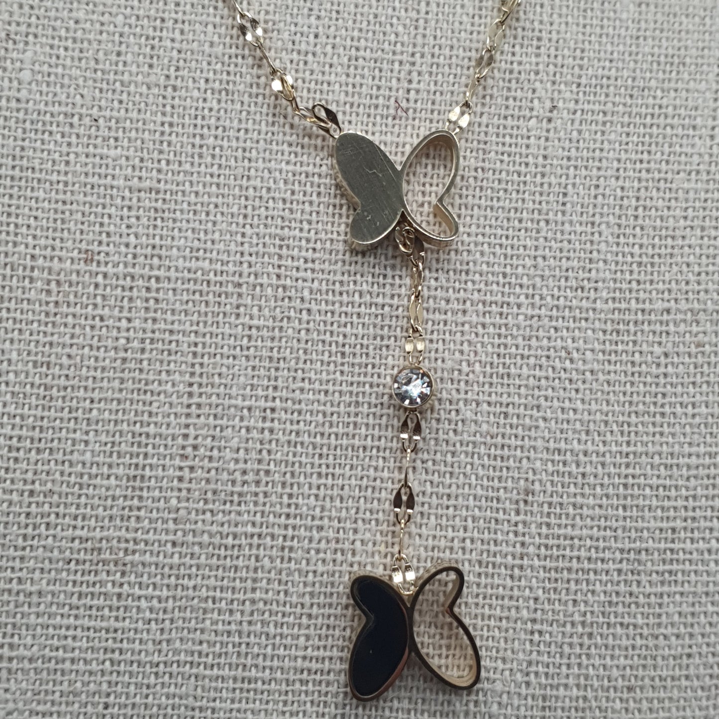 Collier sautoir acier inoxydable doré ou argenté – pendentif torsadé papillon nacre