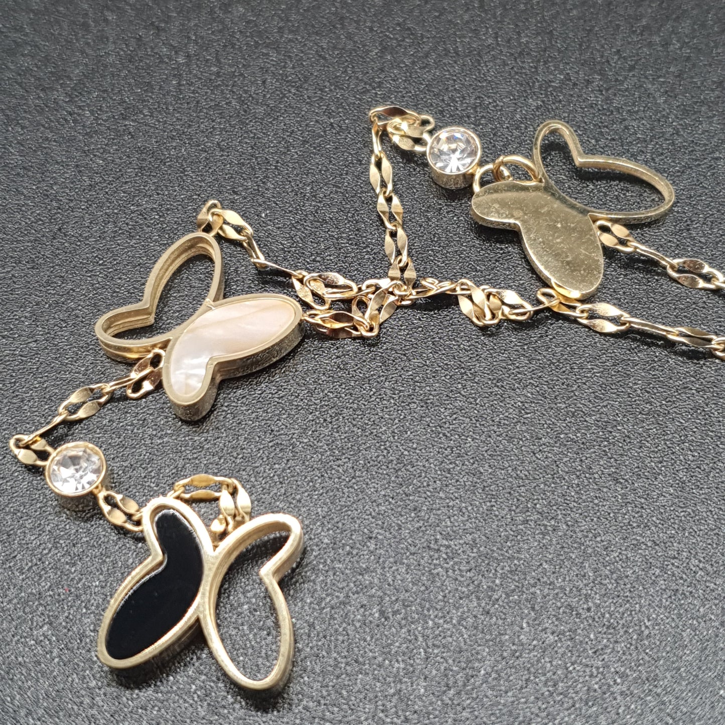 Collier sautoir acier inoxydable doré ou argenté – pendentif torsadé papillon nacre
