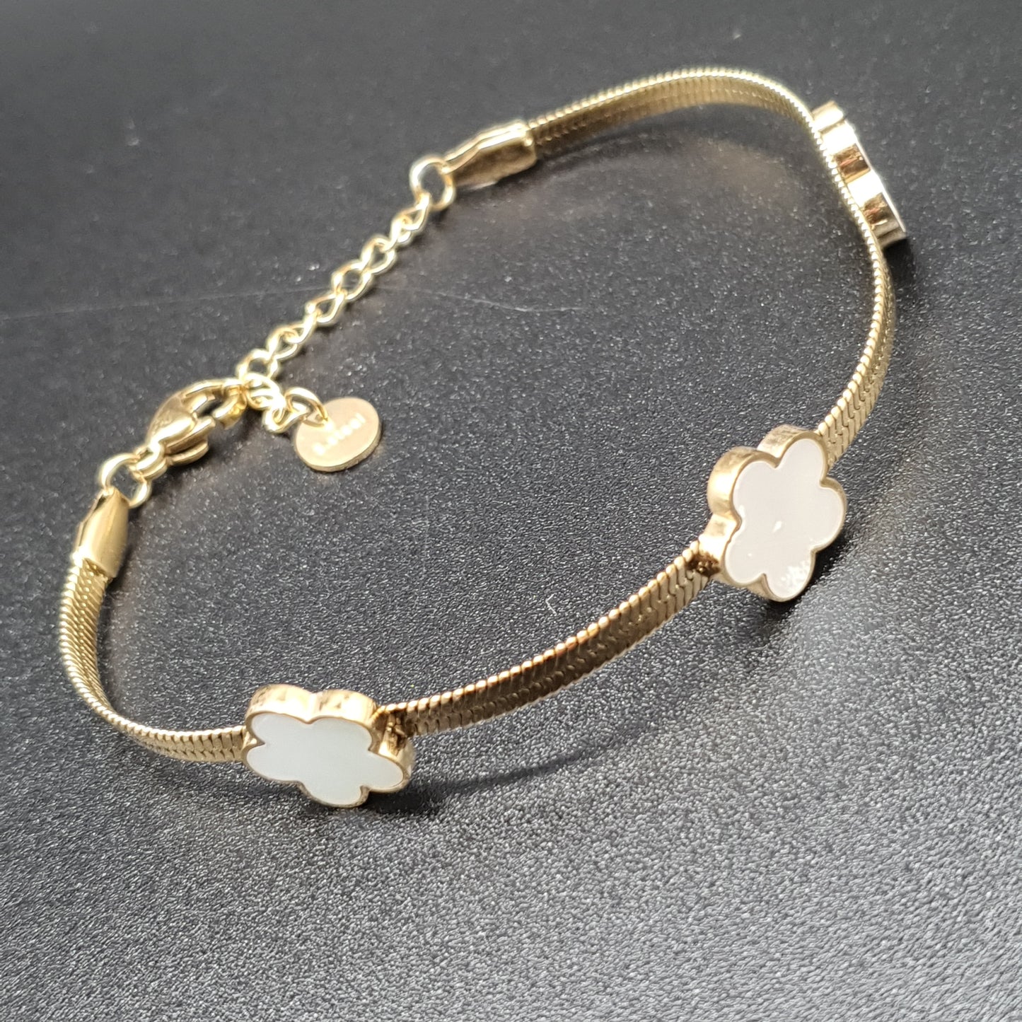 Bracelet acier inoxydable chaîne maille miroir dorée fleurs métal serties nacre