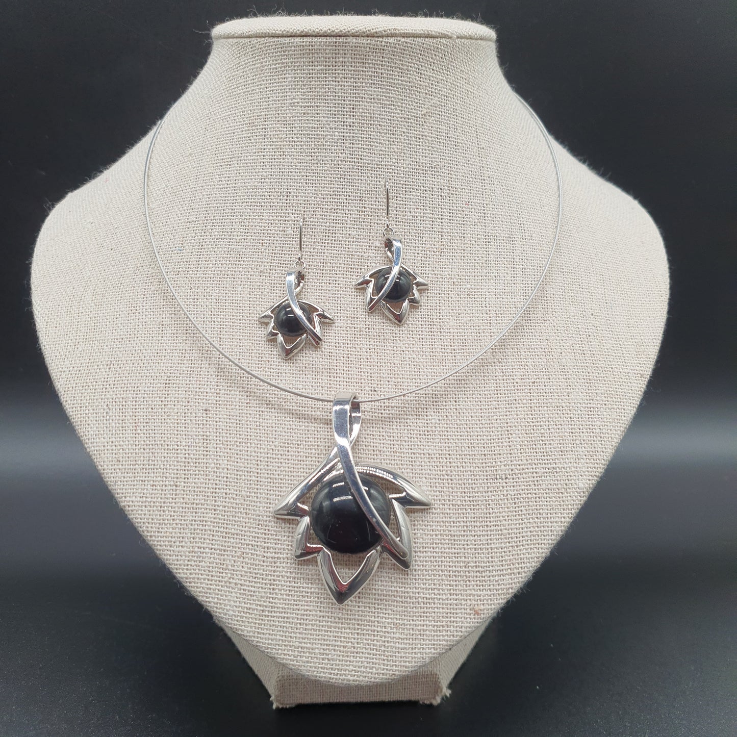 Parure collier boucles d'oreilles pendants double chaîne câble métallique argenté pendentif feuille pierre onyx oeil de chat