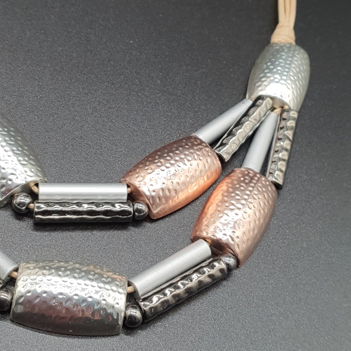 Collier double rang multi-cordons coton ciré & demi-tubes métal martelé doré et argenté