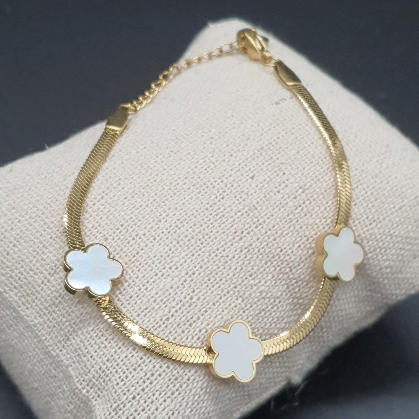Bracelet acier inoxydable chaîne maille miroir dorée fleurs métal serties nacre