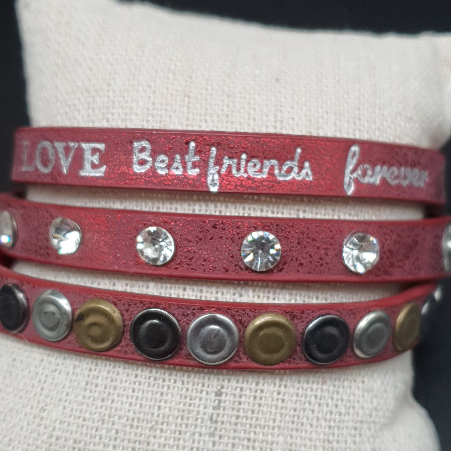 Bracelet multi-tours simili cuir rouge réglable – boutons pression et pièces métal ciselé inscription "Love"