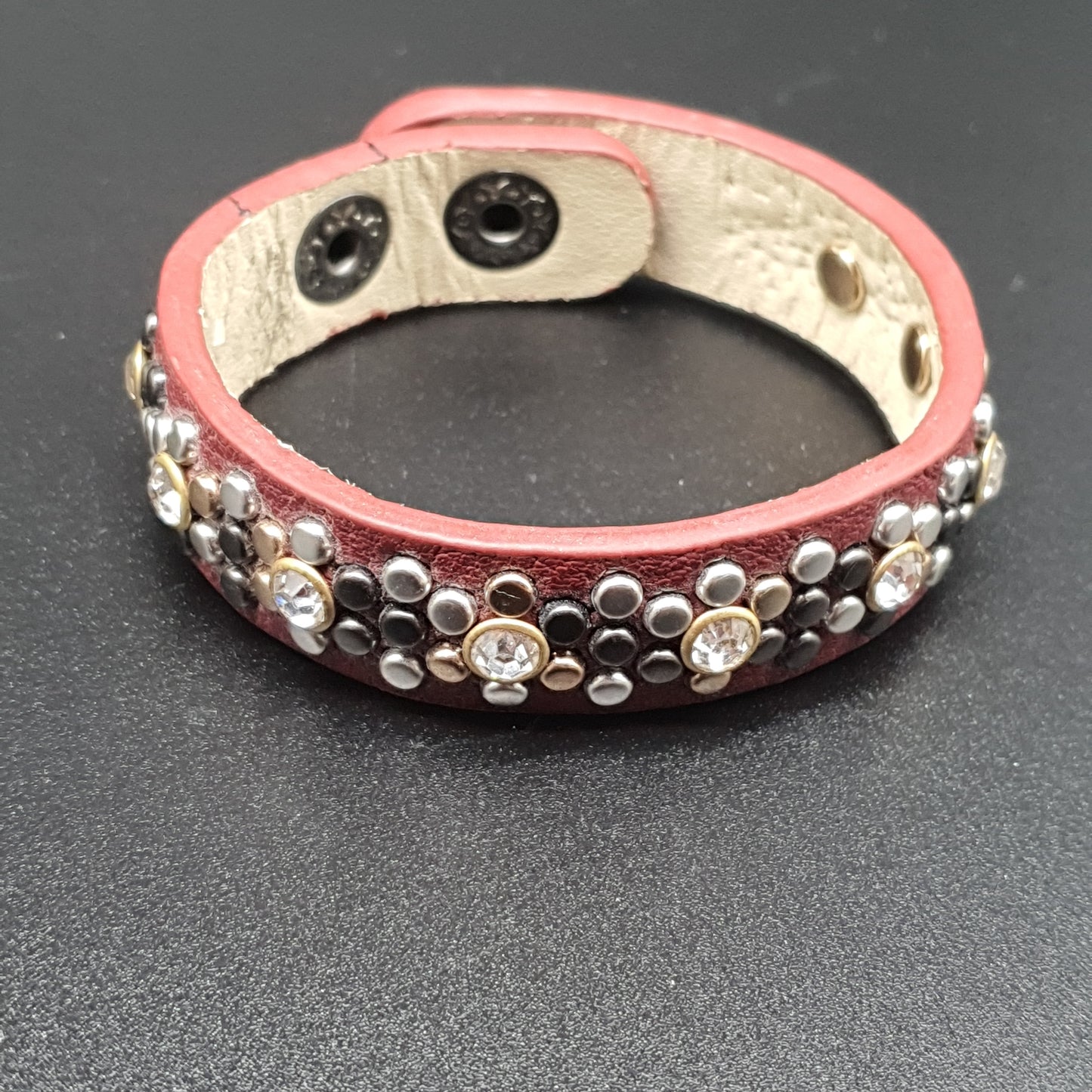 Bracelet simili cuir réglable fermoir bouton pression – pièces métal ciselé cristal brun