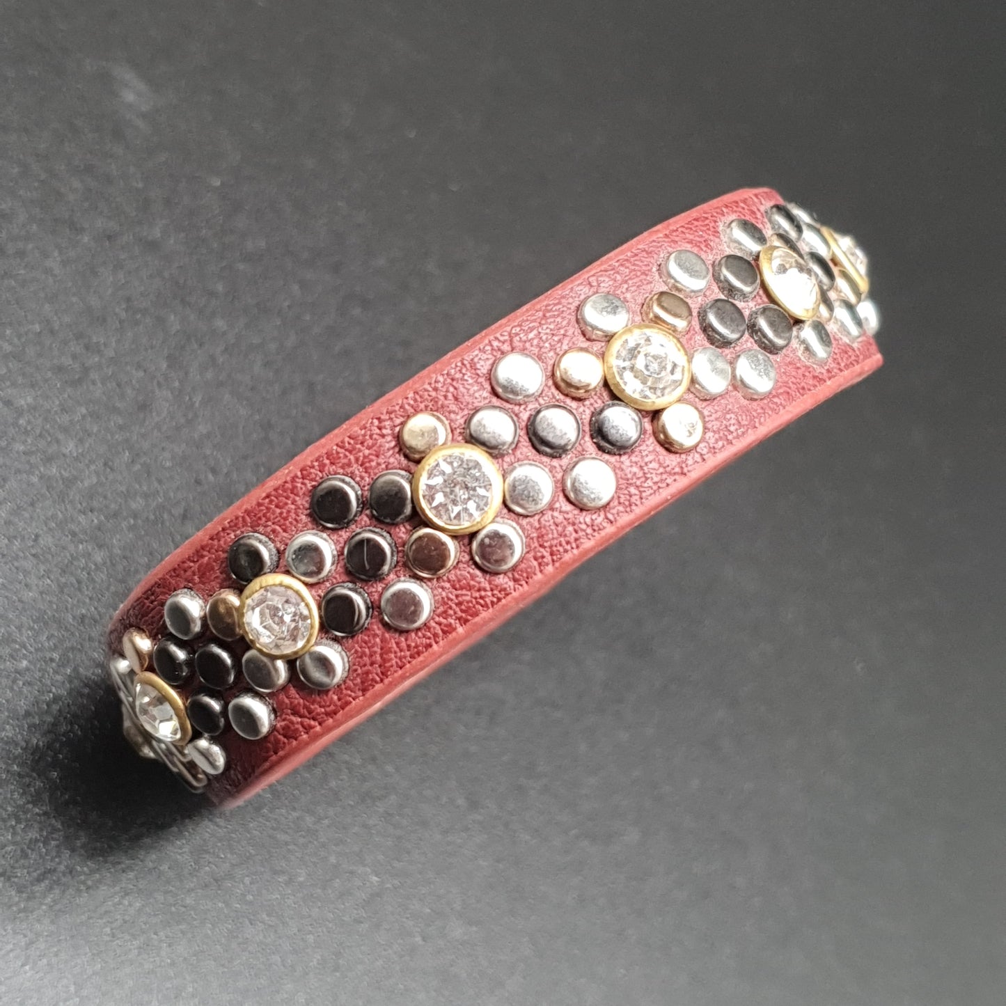 Bracelet simili cuir réglable fermoir bouton pression – pièces métal ciselé cristal brun