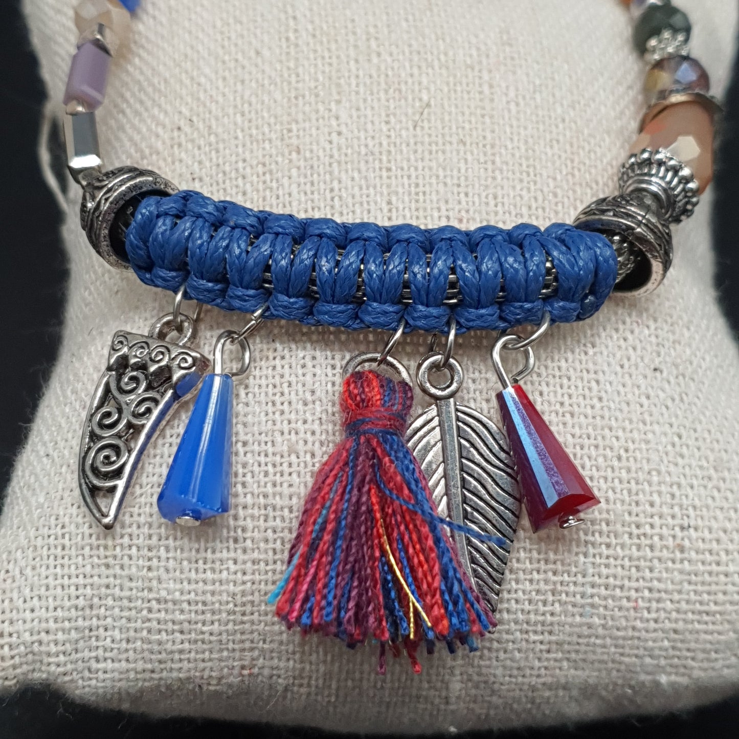 Bracelet élastique perles colorées facettées et pièces métal baroque