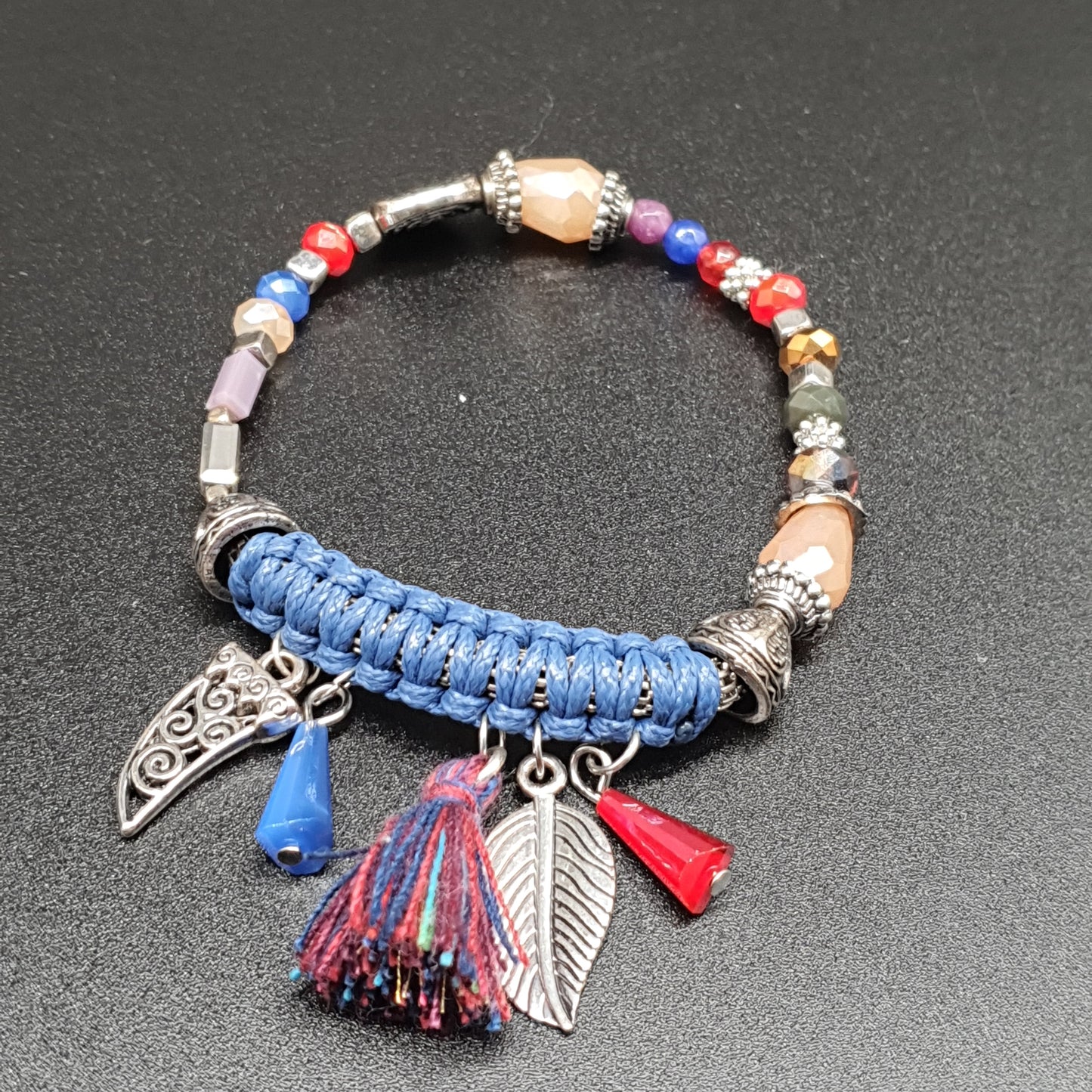 Bracelet élastique perles colorées facettées et pièces métal baroque