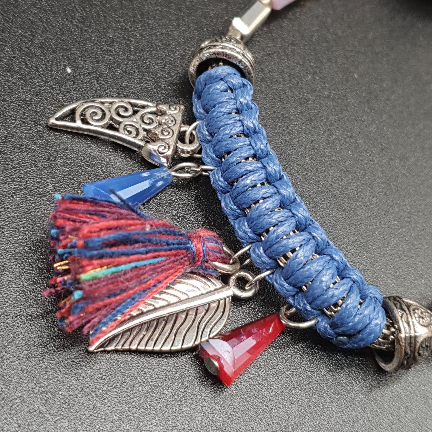 Bracelet élastique perles colorées facettées et pièces métal baroque