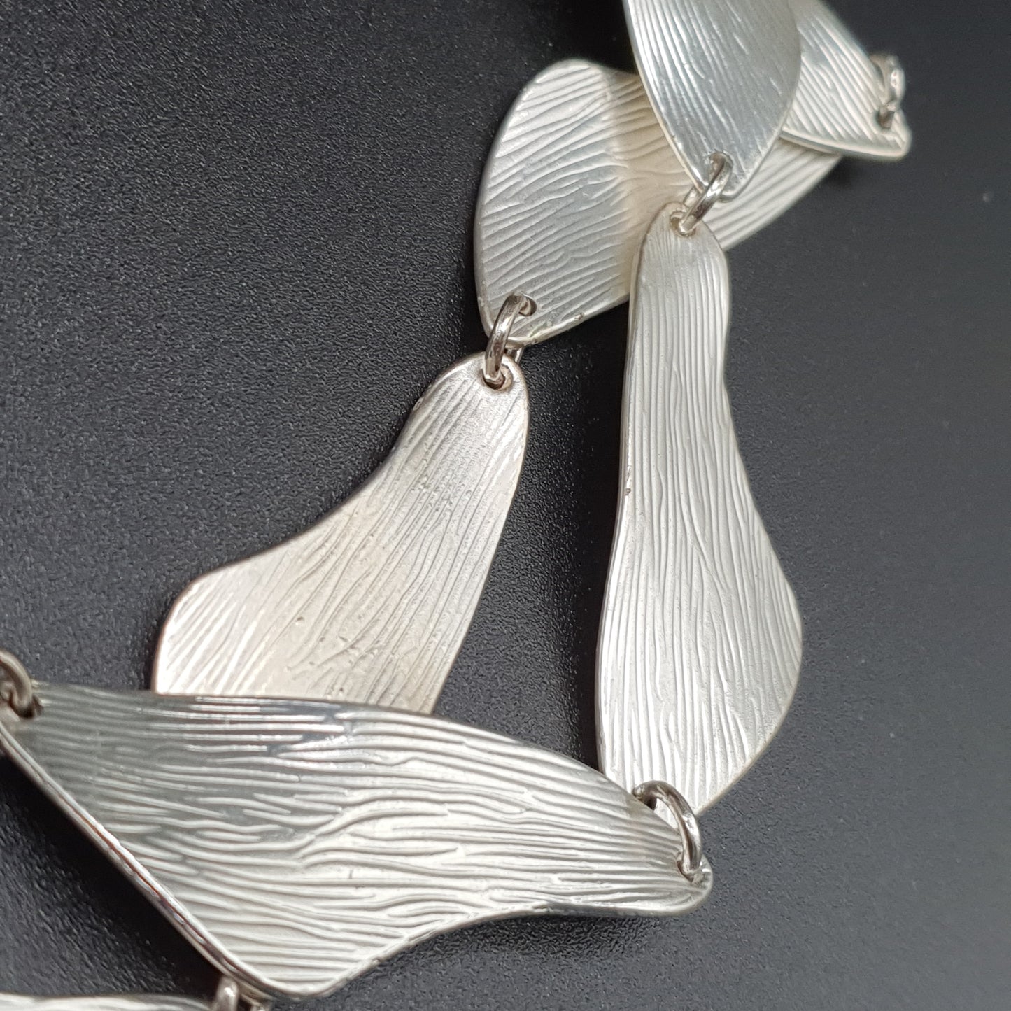 Collier double rang maille serpent pièces courbées métal argent brosséé
