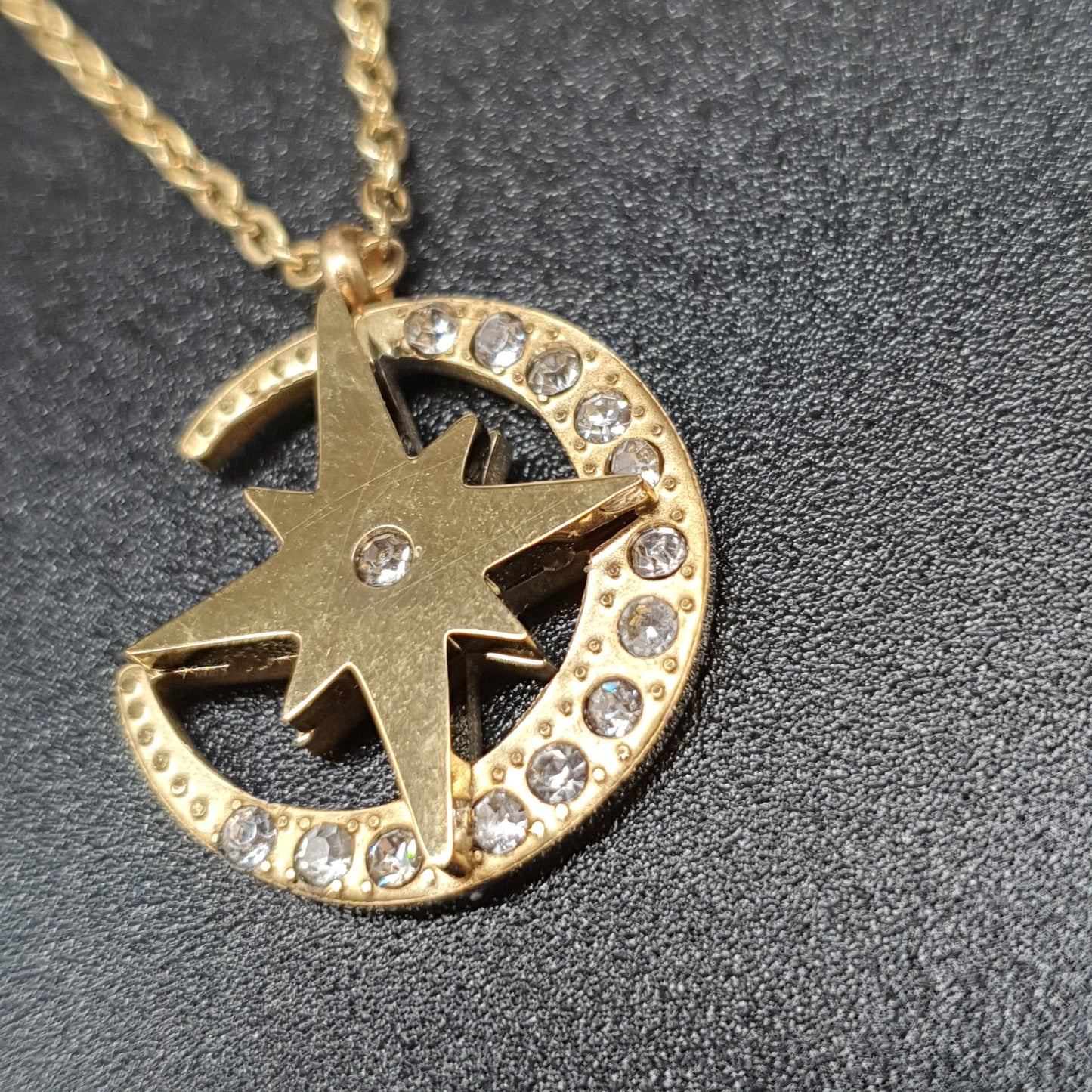 Collier acier inoxydable doré chaîne fine maille forçat pendentif lune et étoile polaire