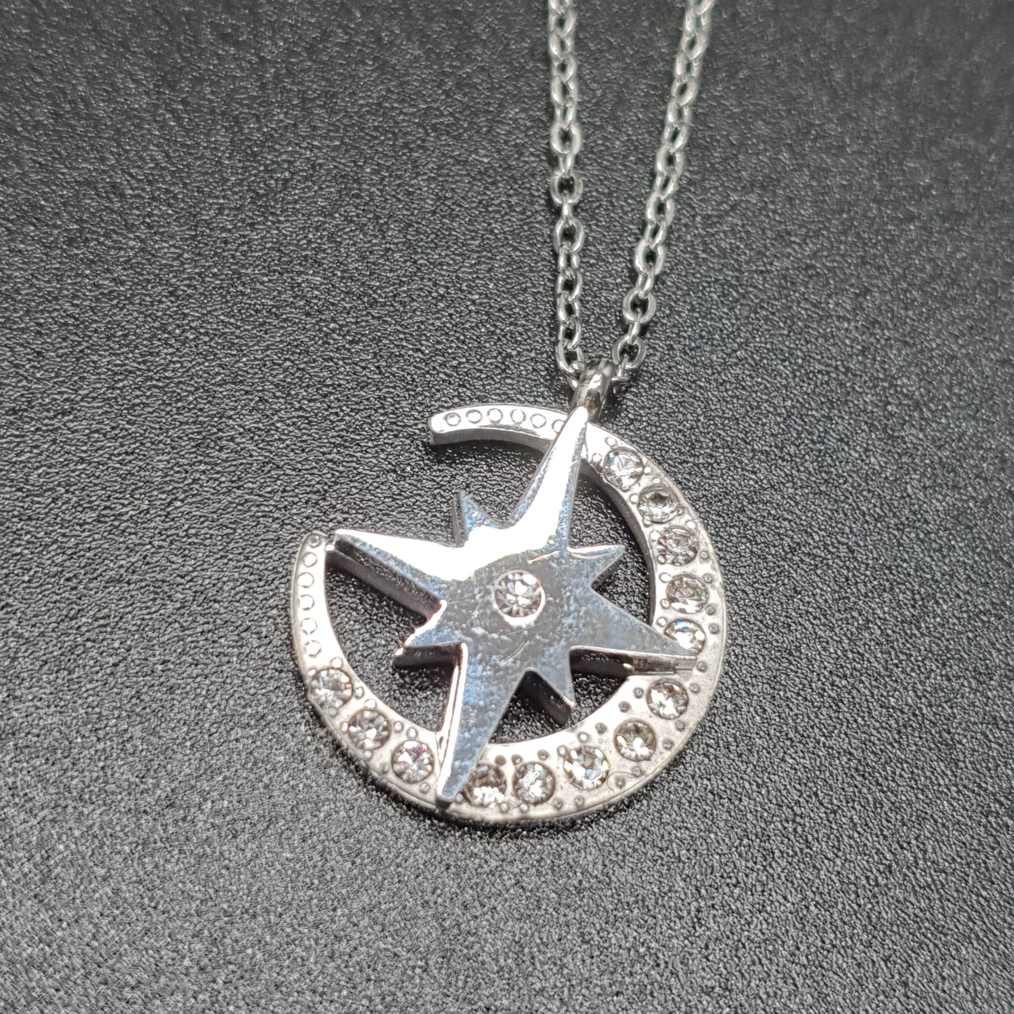 Collier acier inoxydable doré chaîne fine maille forçat pendentif lune et étoile polaire