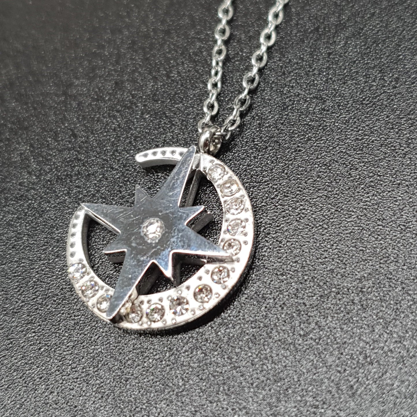 Collier acier inoxydable doré chaîne fine maille forçat pendentif lune et étoile polaire