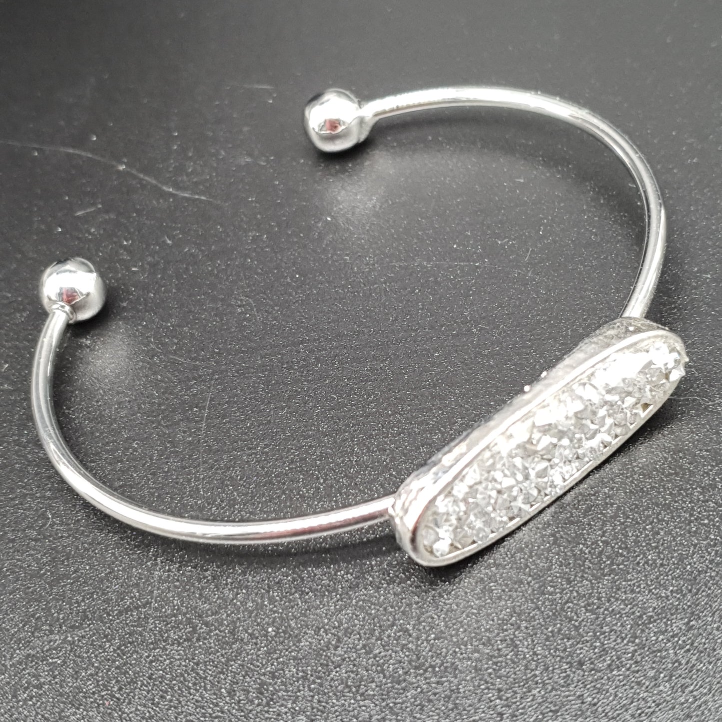 Bracelet jonc ouvert acier inoxydable argenté pièce ovale effet cristal