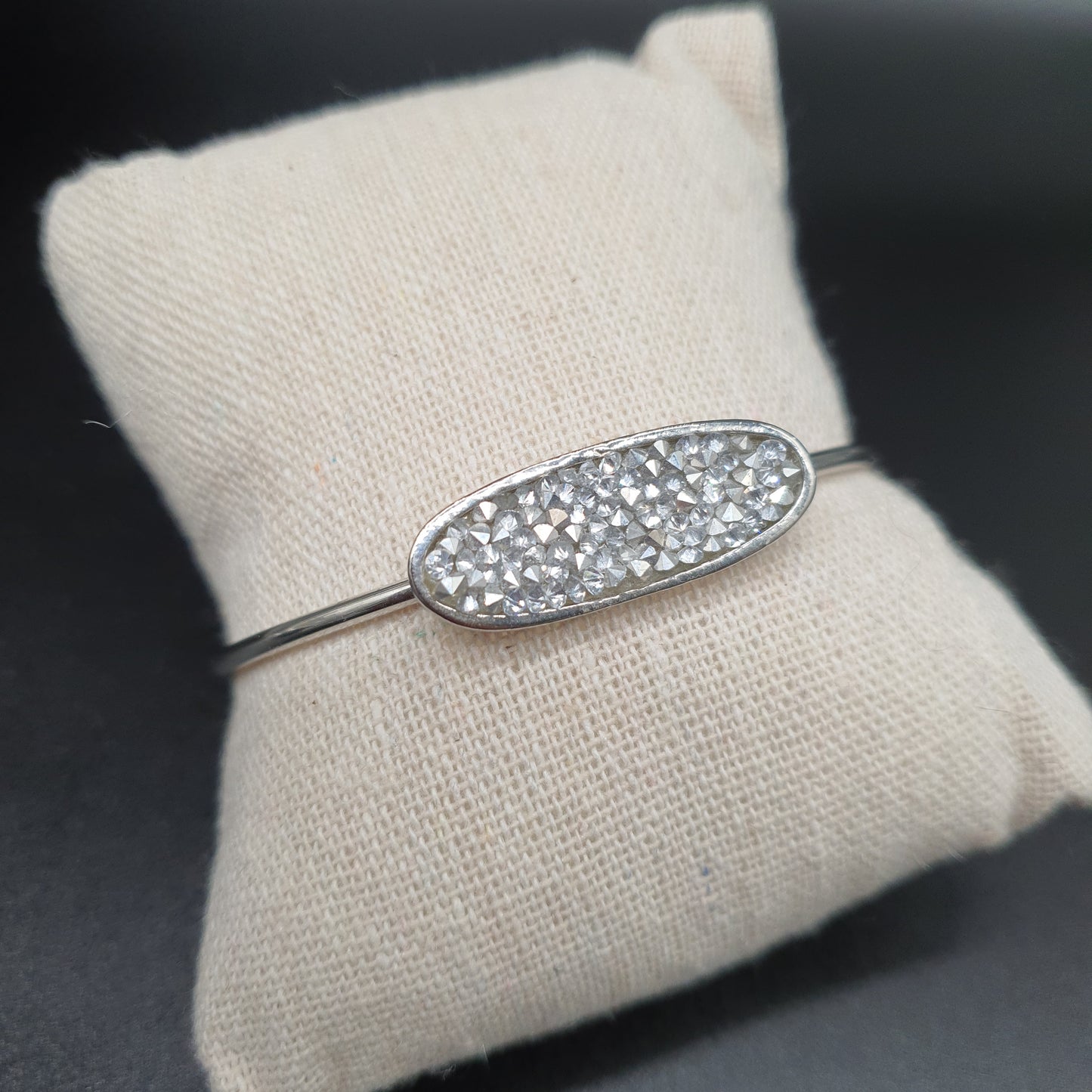 Bracelet jonc ouvert acier inoxydable argenté pièce ovale effet cristal