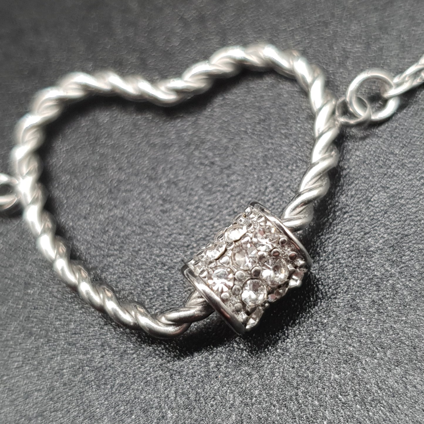Bracelet acier inoxydable argenté cœur torsadé strass maille forçat fine