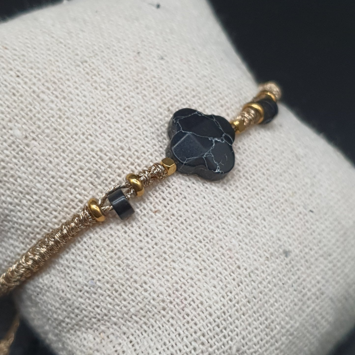 Bracelet doré acier inoxydable fils tressés perles dorées pierre naturelle