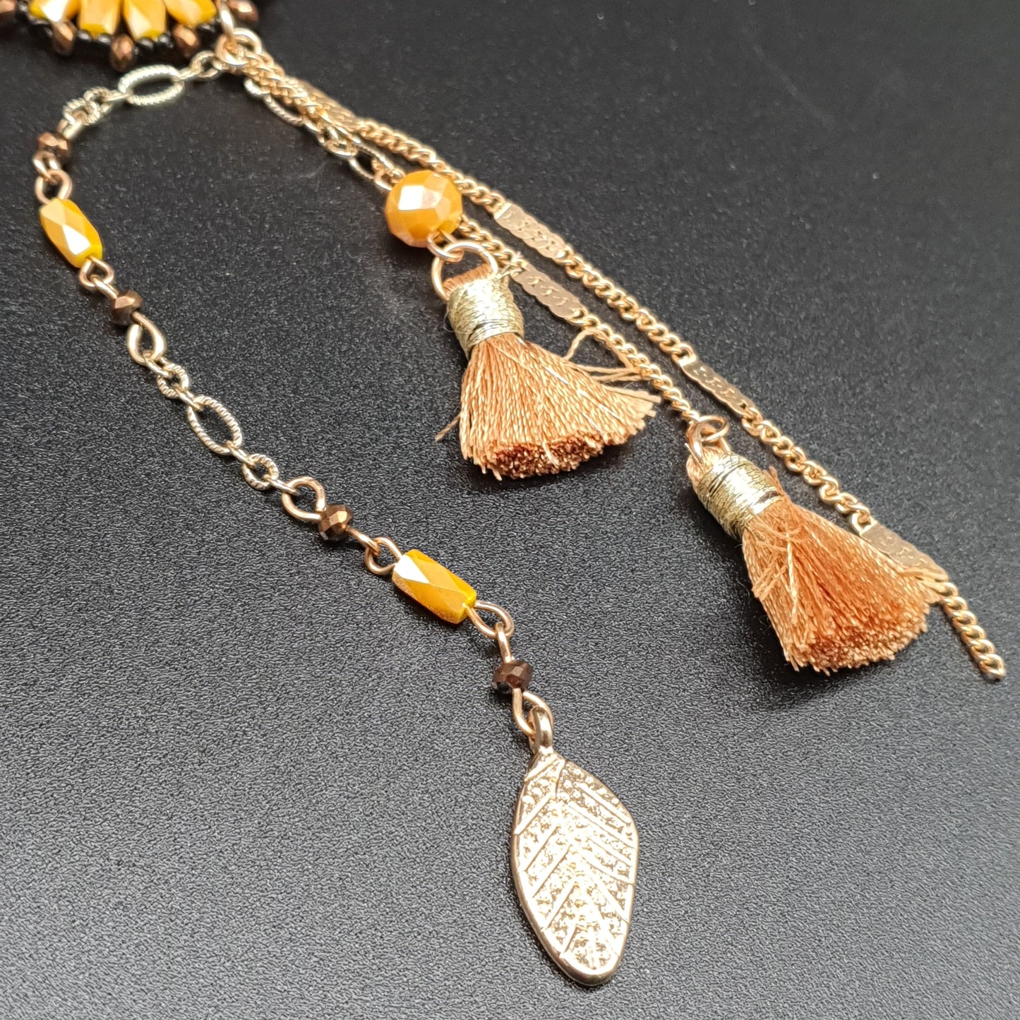 Collier sautoir gypsy doré – chaîne forçat, pampilles et pendentif ovale tissé